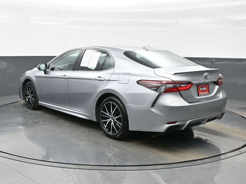 Used 2023 Toyota Camry SE image 4