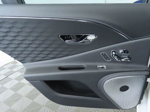 Used 2025 Bentley Flying Spur Plug-In Hybrid image 27