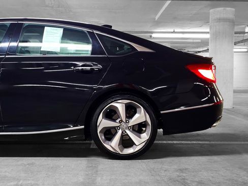 Certified 2018 Honda Accord Touring image 17