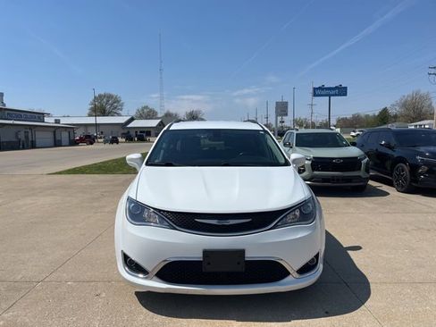 Used 2018 Chrysler Pacifica Touring-L Plus image 2