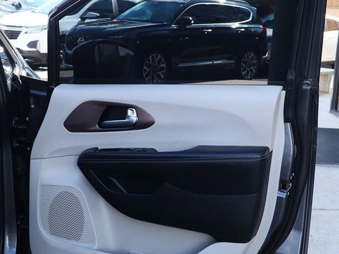 Used 2021 Chrysler Voyager Lxi image 37