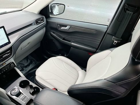 Used 2025 Ford Escape Platinum w/ Premium Technology Package AWD/4WD image 23