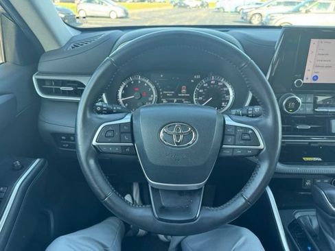 Used 2023 Toyota Highlander XLE FWD image 21