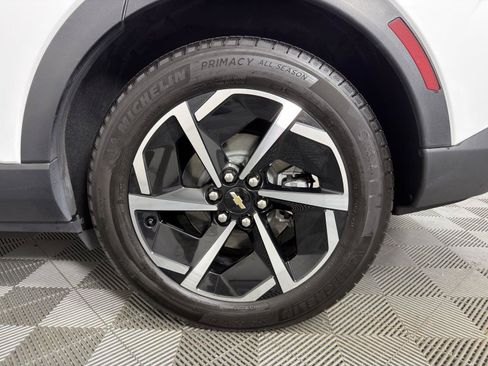 Certified 2025 Chevrolet Equinox EV LT FWD image 17