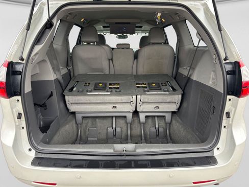 Used 2016 Toyota Sienna XLE Premium FWD image 19