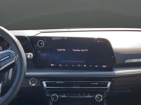 Used 2025 Chevrolet Traverse LT image 26