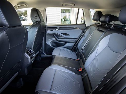 Certified 2025 Volkswagen Tiguan SE image 28