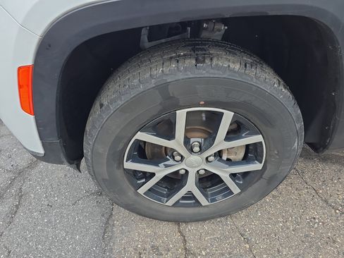 Used 2023 Jeep Grand Cherokee L Limited image 10