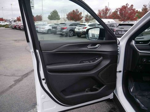 New 2025 Jeep Grand Cherokee Altitude image 23