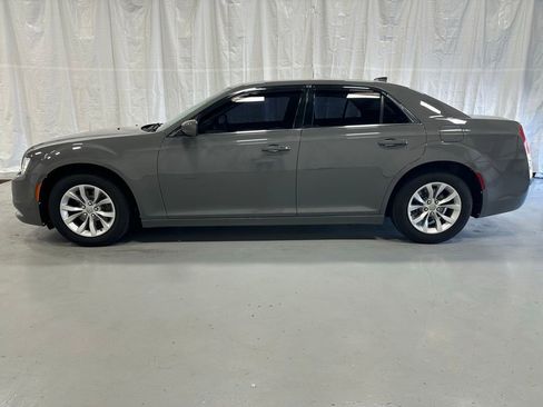 Used 2019 Chrysler 300 Touring RWD image 4
