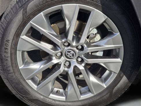 Used 2022 Toyota RAV4 XLE Premium AWD/4WD image 24