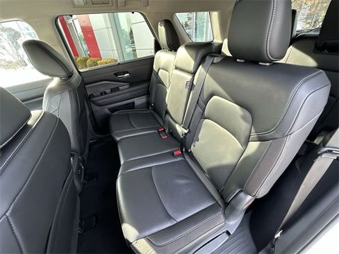 Used 2024 Nissan Pathfinder SL w/ Black Appearance Package image 24