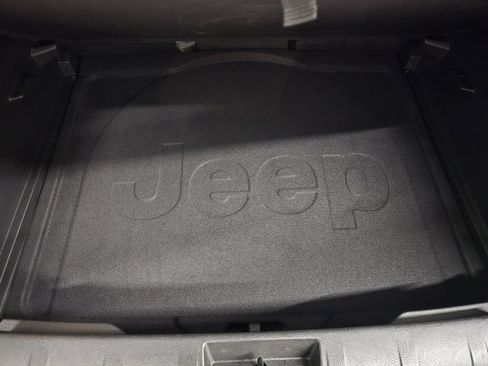 Used 2018 Jeep Renegade Latitude FWD image 38