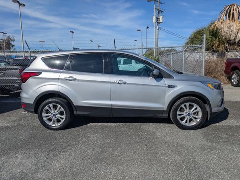 Used 2019 Ford Escape SE image 2