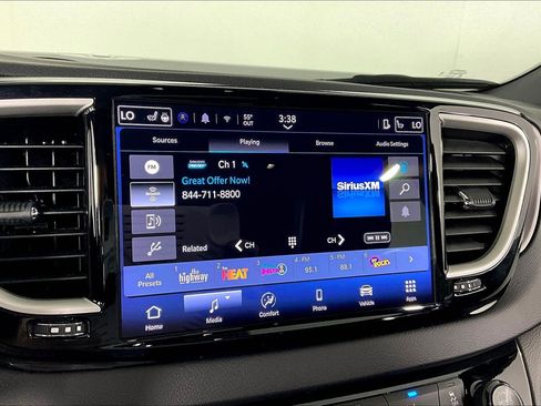 Used 2025 Chrysler Pacifica Select FWD image 38