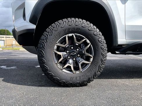 Used 2023 Chevrolet Colorado ZR2 w/ ZR2 Convenience Package III AWD/4WD image 2