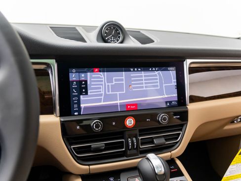 Certified 2025 Porsche Macan image 23