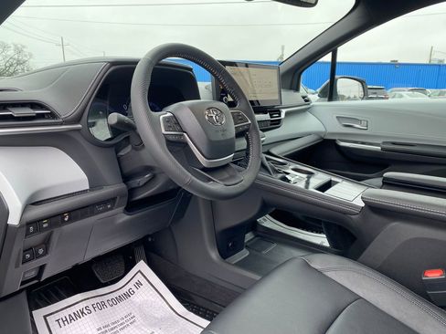 Used 2025 Toyota Sienna XSE image 9