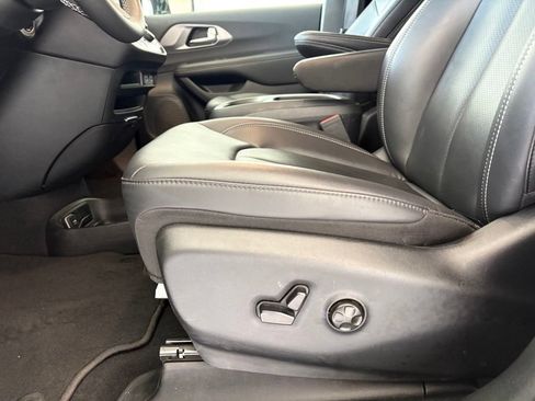 Used 2025 Chrysler Pacifica Select FWD image 30