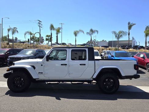 Certified 2022 Jeep Gladiator Sport AWD/4WD image 2