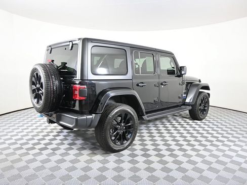 Used 2022 Jeep Wrangler Unlimited Sahara w/ Cold Weather Group AWD/4WD image 6