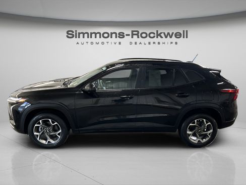 Used 2025 Chevrolet Trax LT w/ LT Convenience Package image 8