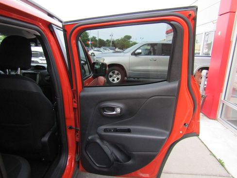 Used 2020 Jeep Renegade Altitude FWD image 12