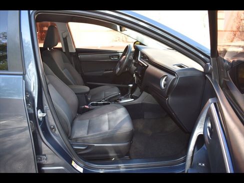 Used 2017 Toyota Corolla LE w/ Carpet Mat Package (TMS) FWD image 32