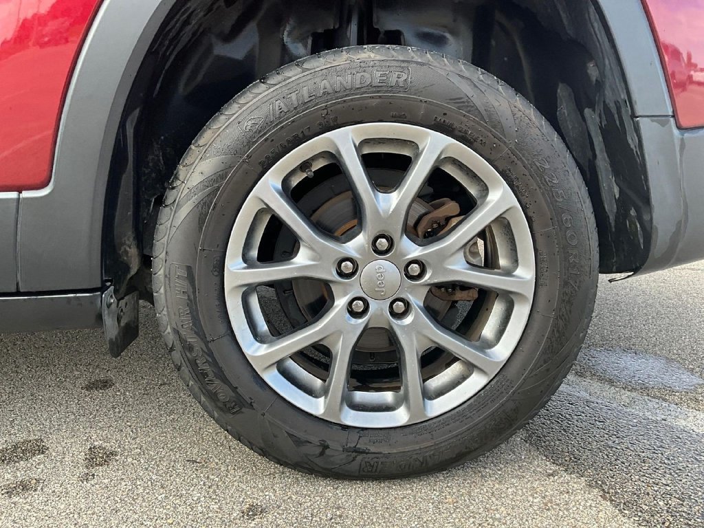 Used 2018 Jeep Cherokee Latitude Plus FWD image 18