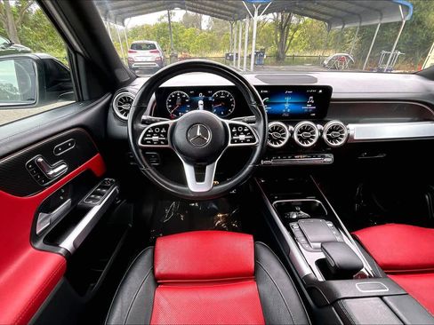 Used 2022 Mercedes-Benz GLB 250 4MATIC image 5