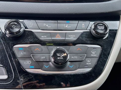 Used 2023 Chrysler Pacifica Touring-L FWD image 15