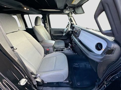 Used 2024 Jeep Wrangler Unlimited Sahara AWD/4WD image 27