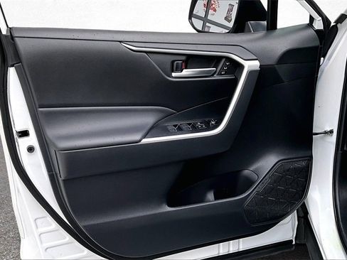 Used 2023 Toyota RAV4 XLE Premium image 17