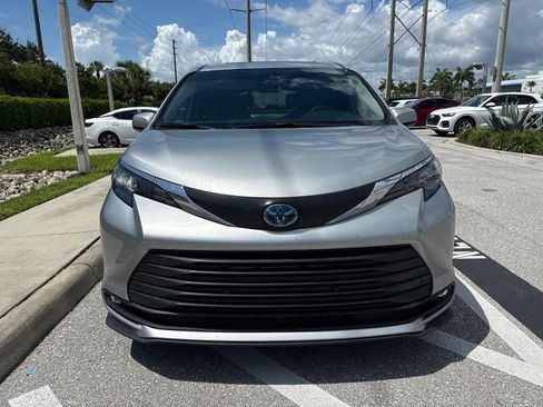 Used 2025 Toyota Sienna XLE FWD image 2