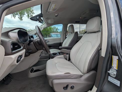 Used 2017 Chrysler Pacifica Touring-L FWD image 13
