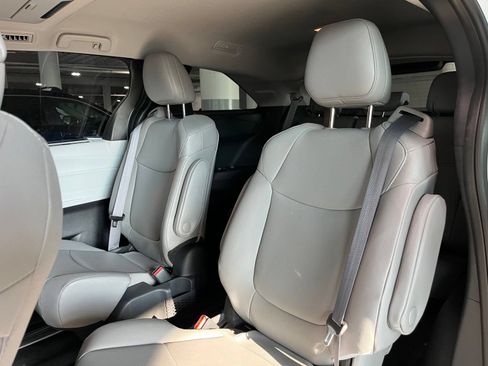 Used 2025 Toyota Sienna XLE w/ XLE Plus Package AWD/4WD image 38