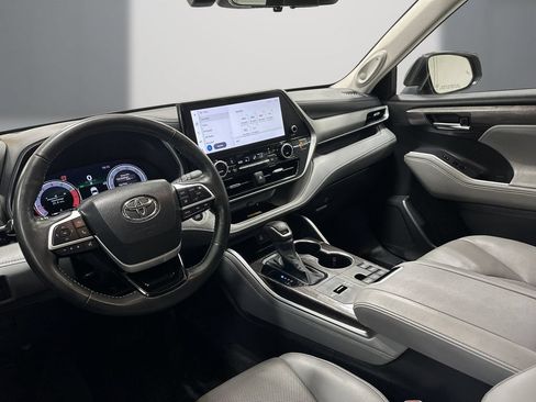 Used 2024 Toyota Highlander Platinum FWD image 13