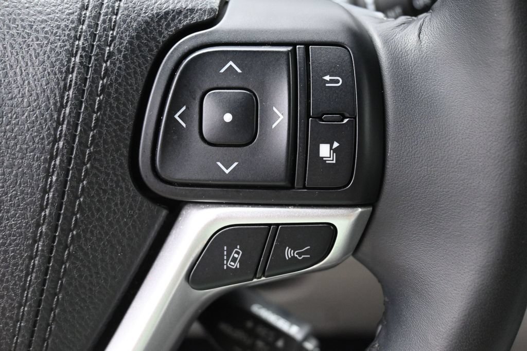 Used 2017 Toyota Highlander XLE FWD image 18