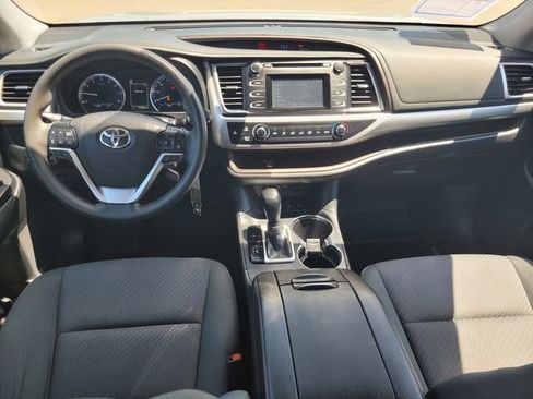 Used 2019 Toyota Highlander LE AWD/4WD image 14