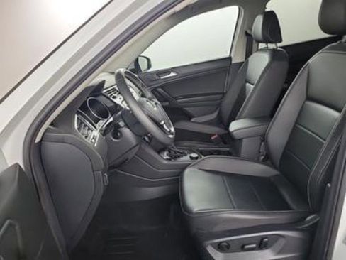 Used 2021 Volkswagen Tiguan SE w/ Panoramic Sunroof Package image 9