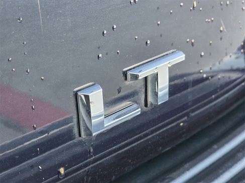 Used 2024 Chevrolet Suburban LT image 8