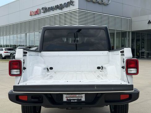 Used 2023 Jeep Gladiator Sport AWD/4WD image 2