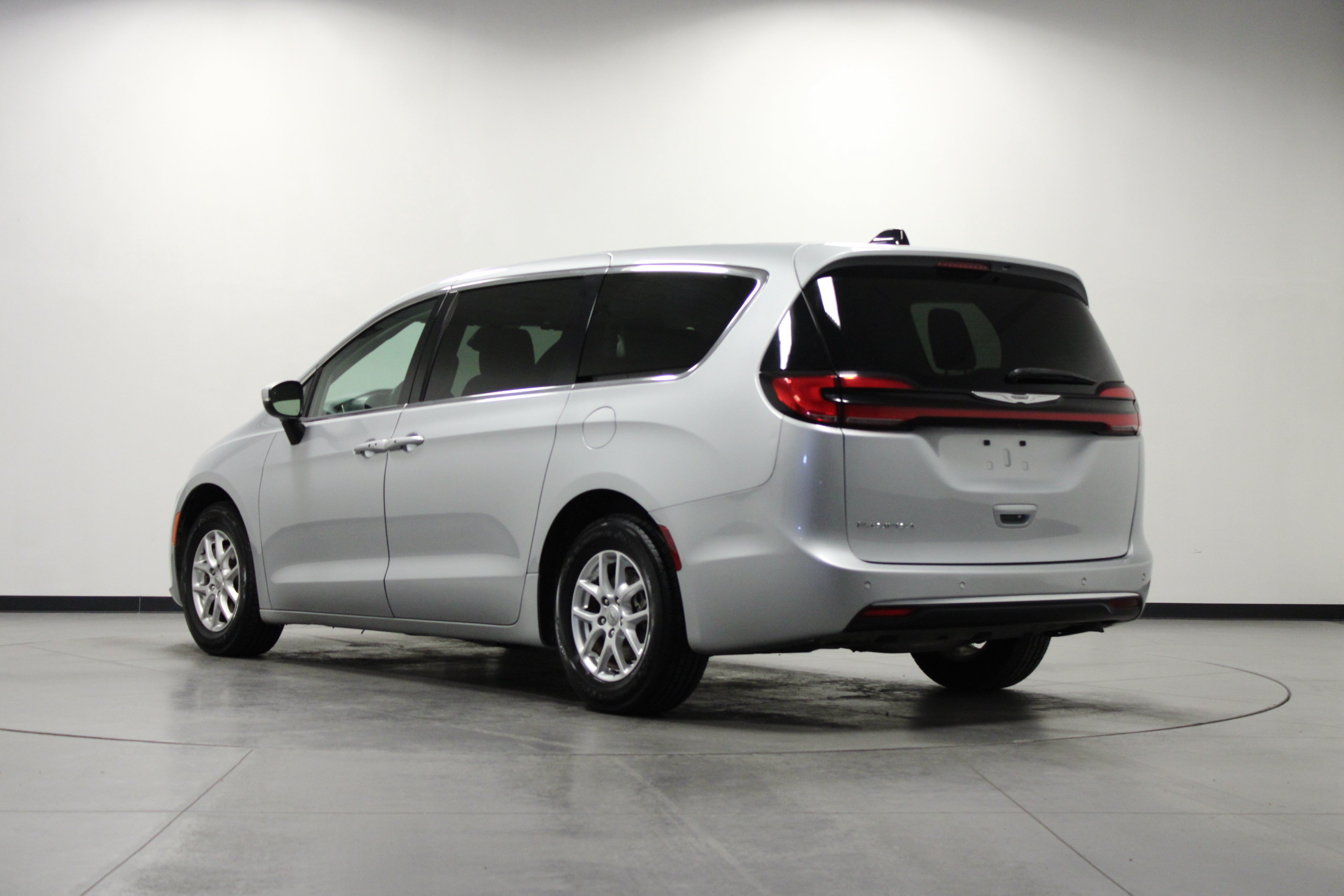 Used 2023 Chrysler Pacifica Touring-L FWD image 6