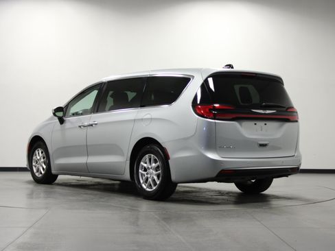 Used 2023 Chrysler Pacifica Touring-L FWD image 6