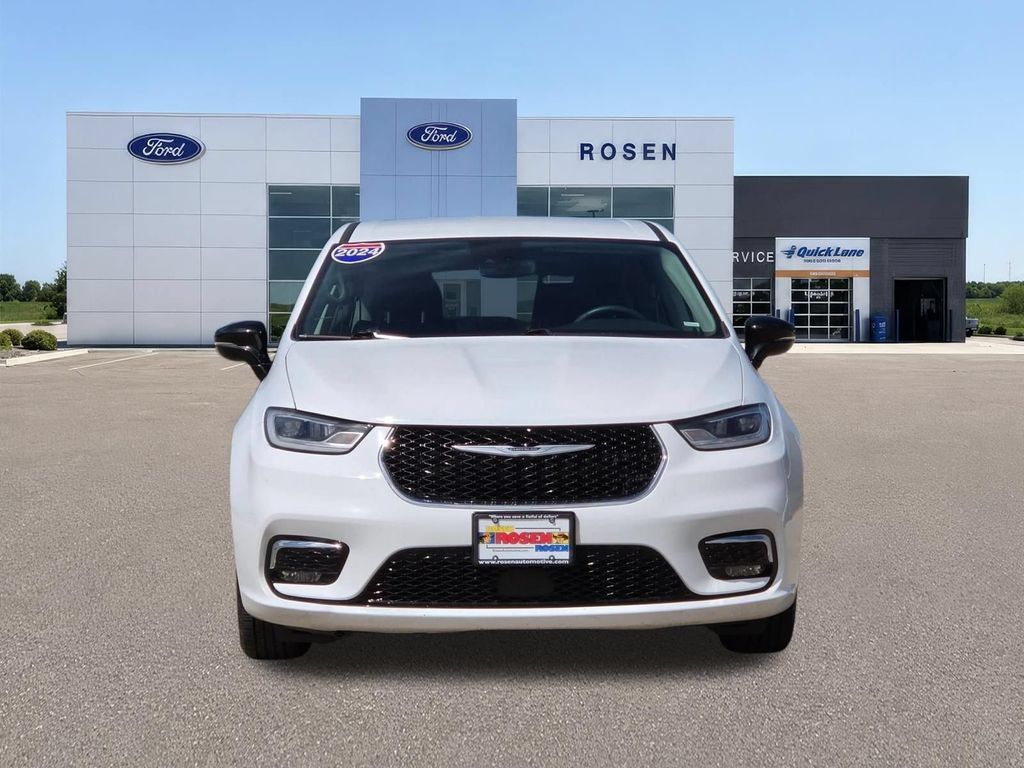 Used 2024 Chrysler Pacifica Touring-L FWD image 8