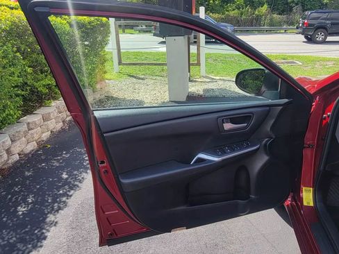 Used 2016 Toyota Camry SE image 18