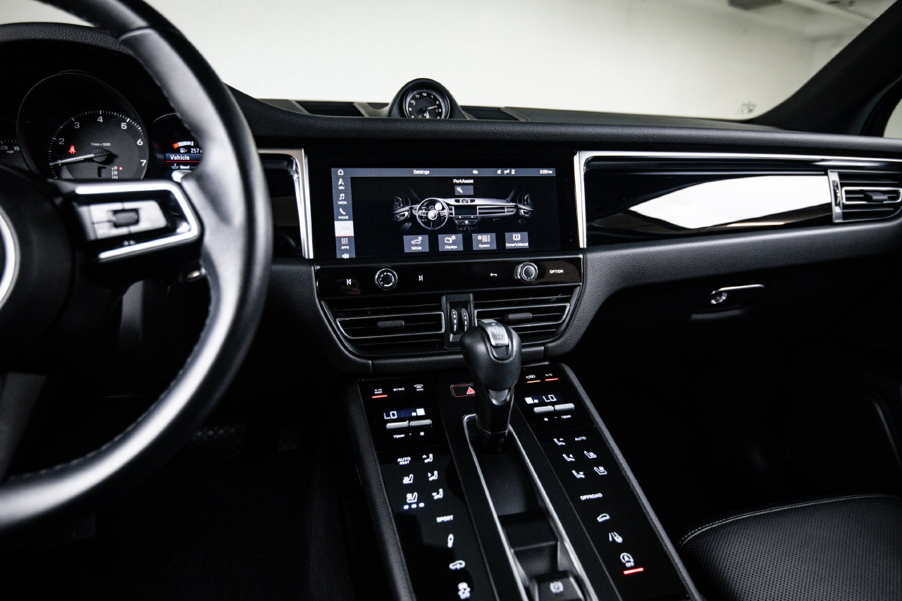 Certified 2024 Porsche Macan AWD/4WD image 19