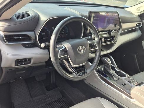 Used 2023 Toyota Highlander Limited FWD image 17