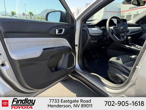 Used 2023 Jeep Compass Latitude w/ Sun and Sound Group AWD/4WD image 5