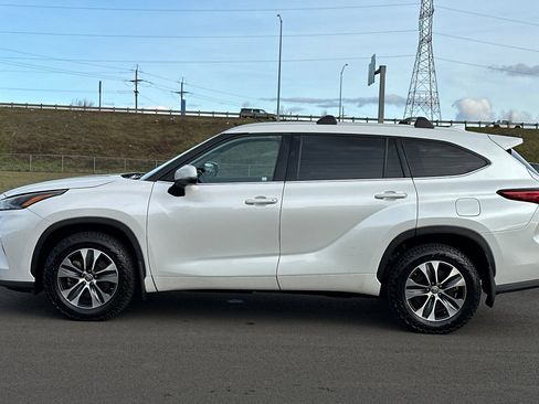 Used 2022 Toyota Highlander XLE image 6